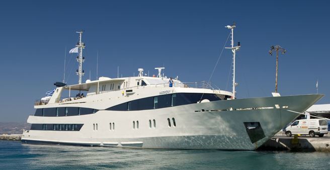 El megayate Harmony V atraca el 15 de mayo en el Muelle de Levante