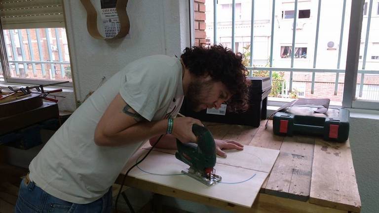 Los cursos de construcción de guitarra seguirán en la capital