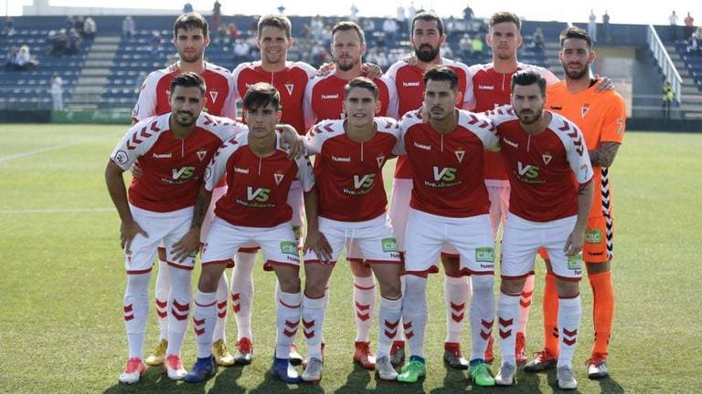 Al Recre no le queda otra que confiar en un Murcia en guerra civil