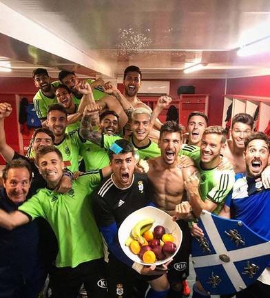 El vestuario celebra por todo lo alto el liderato capicúa del Recreativo