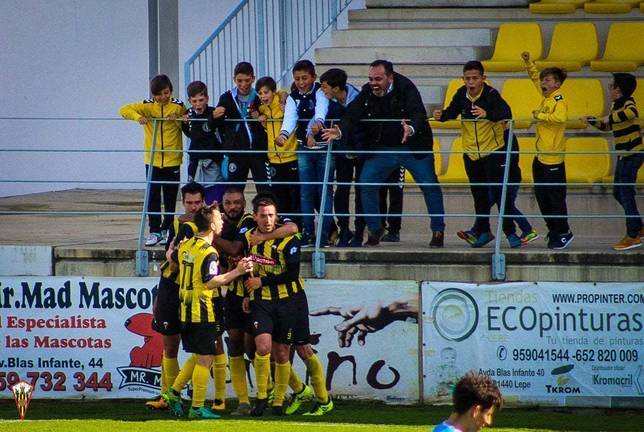 Cuatro minutos de furia mantienen vivo al San Roque de Lepe (4-2)