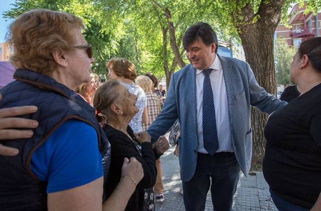 Cruz presenta una bateria de medidas para sacar a las familias de la exclusión social