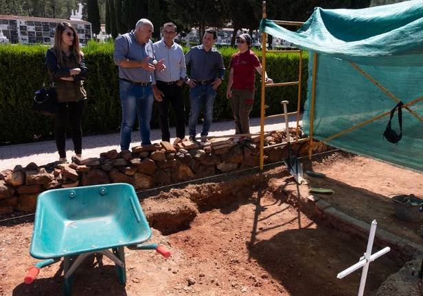 Ignacio Caraballo visita los trabajos de exhumación en las fosas comunes de Nerva