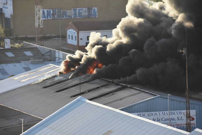 Arde una nave en el Polígono Pesquero de la capital cerca de una gasolinera