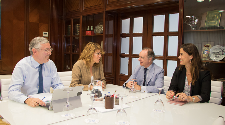 La Junta y Autoridad Portuaria acuerdan impulsar proyectos para asentar empresas en el Puerto