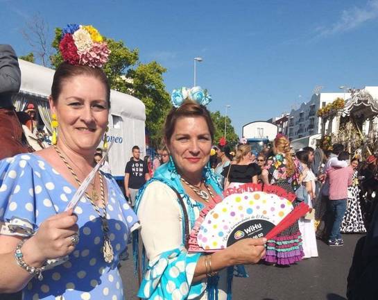 WiHu TV regala abanicos a los peregrinos en la salida de Ayamonte e Isla Cristina