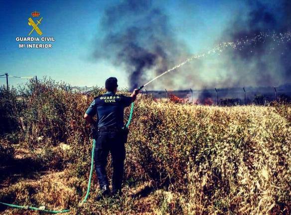 Rescatada una anciana del incendio de una finca en Gibraleón junto a un depósito de bombonas