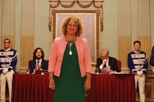 Pilar Marín tiende la mano a Cruz