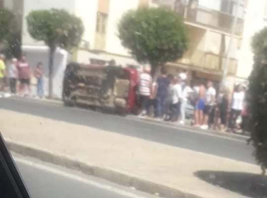 Un coche vuelca y queda de costado en la Avenida de las Fuerzas Armadas de Huelva