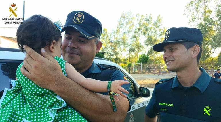 Susto y alivio en El Rocío tras salvar dos agentes a un bebé que se había atragantado