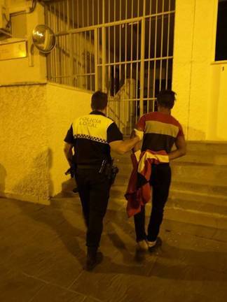 Detenido in fraganti robando en un coche en Almonte