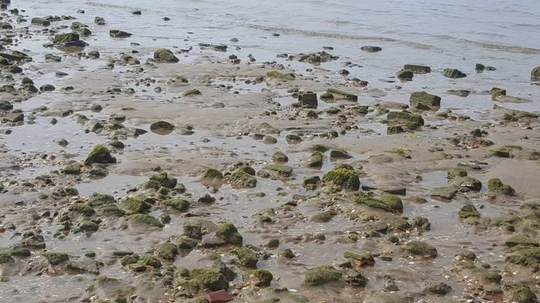El fango y las piedras se apoderan de la playa de El Portil