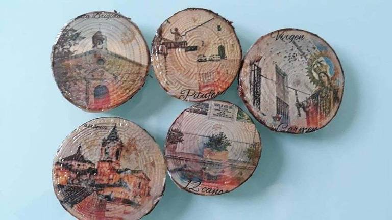María José Machado elabora pines de madera con imágenes de Galaroza