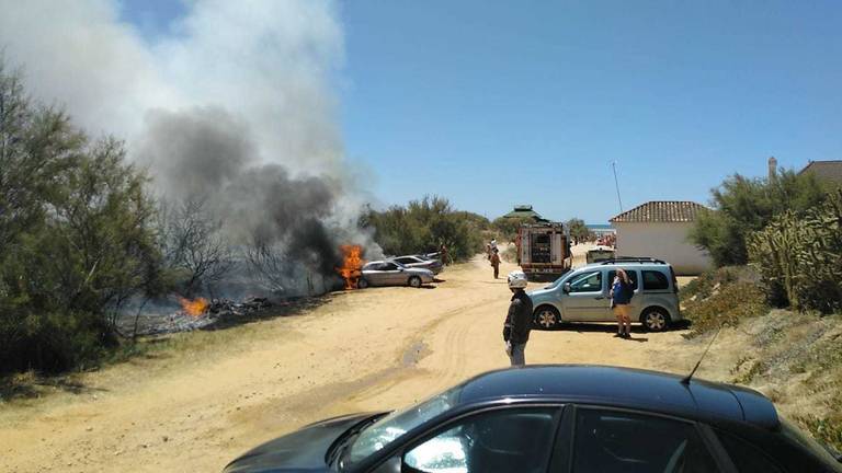 Sale ardiendo un coche y provoca un incendio forestal en El Portil