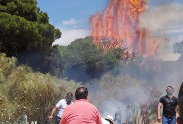 Extinguido un incendio en las vallas de madera de la Playa del Hoyo de Isla Cristina