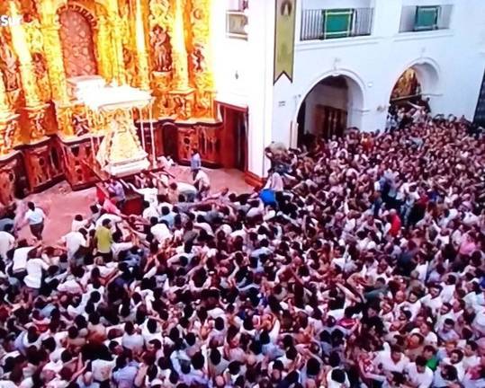 La Virgen del Rocío recorre la aldea en una marea de devoción desde las 2.48 de la madrugada