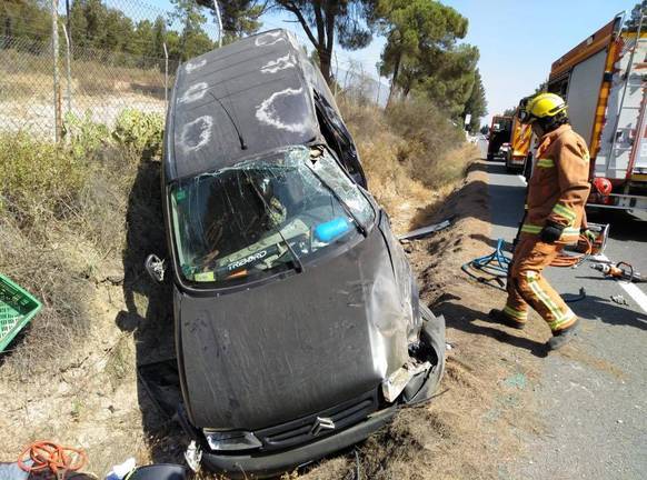 Bomberos sacan a un hombre herido atrapado tras un accidente en Cartaya