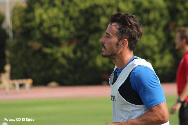 Álvaro González cambia de grupo para seguir en la Segunda División B