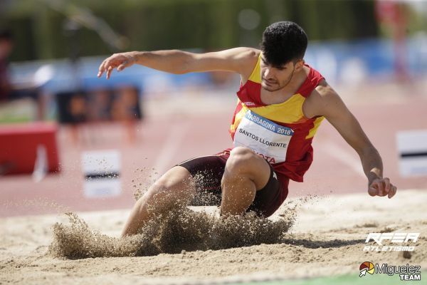 Héctor Santos vuela hasta el Mundial de Doha con un brutal salto de 8,19 metros