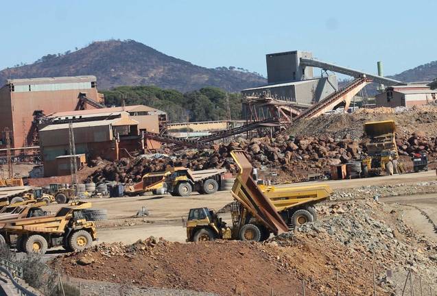 Convocan una huelga indefinida en Transportes Mineti que paralizará la mina de Riotinto