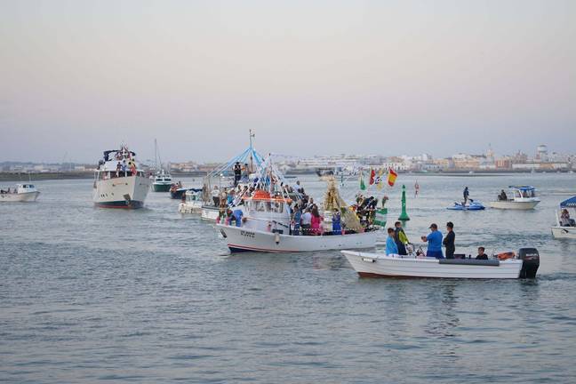 Emotivo encuentro de las Vírgenes del Carmen de Punta del Moral e Isla Cristina