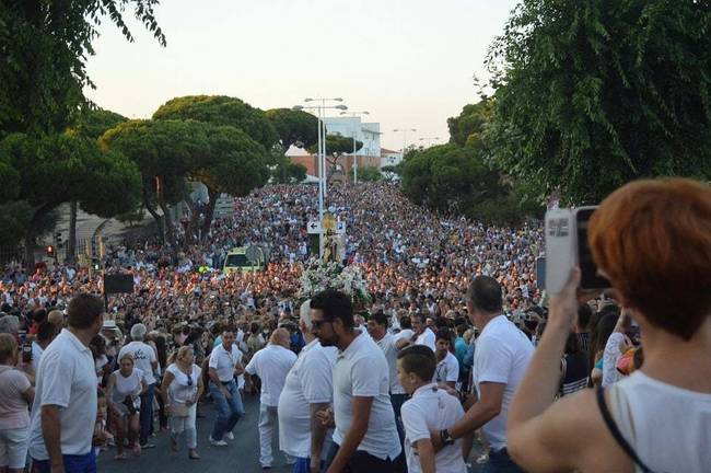 La Virgen del Carmen procesiona este martes por la playa de Punta Umbría