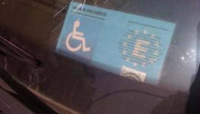 Imputada por falsificar una tarjeta de aparcamiento para discapacitados en Lepe
