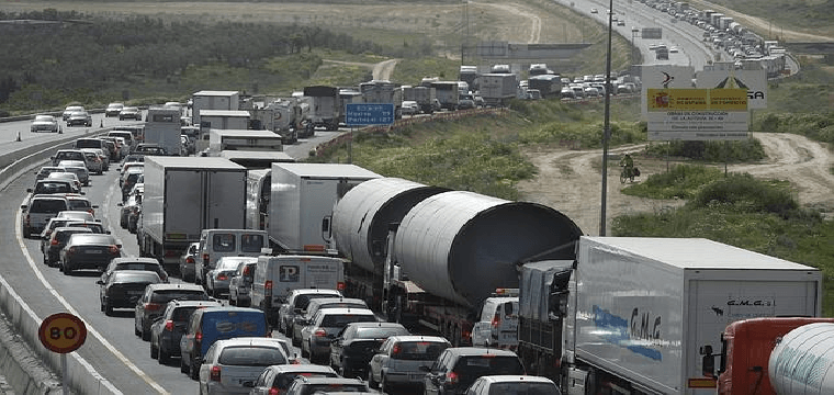Un pinchazo de un camión provoca retenciones de 10 kilómetros en la A-49