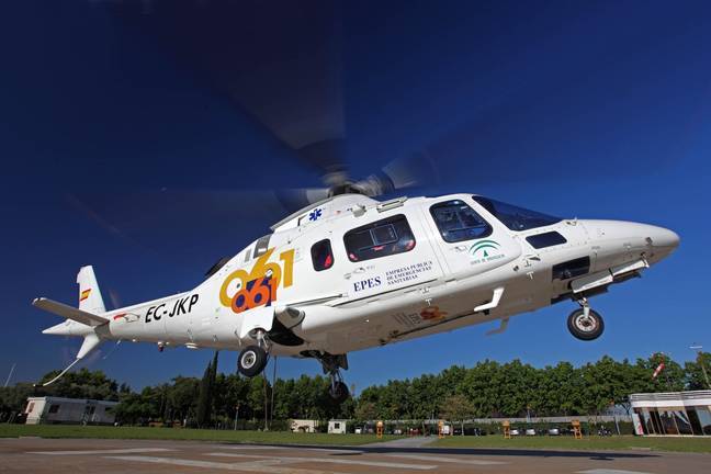 Trasladada en helicóptero una persona tras sufrir un accidente de tráfico en Bollullos