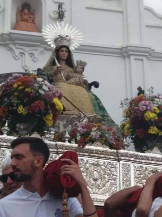 Beas arropa el traslado de la Virgen de Clarines