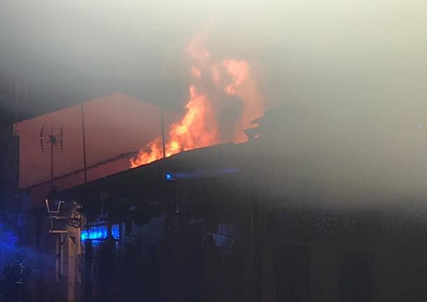 Vecinos de Riotinto rescatan a un anciano en el incendio de su vivienda