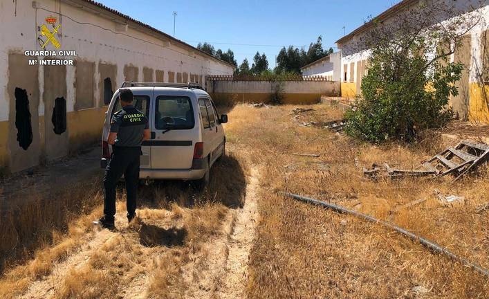 Sorprendidos dos hombres robando material en una nave de Almonte