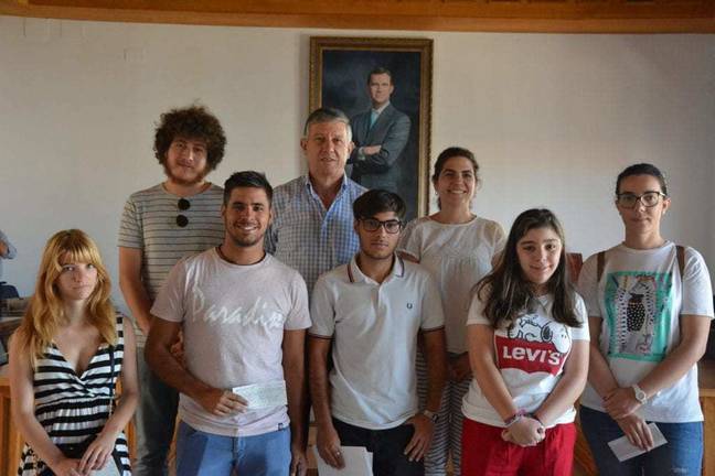 Nueva entrega de becas matrícula, erasmus y portátiles a jóvenes estudiantes de Palos