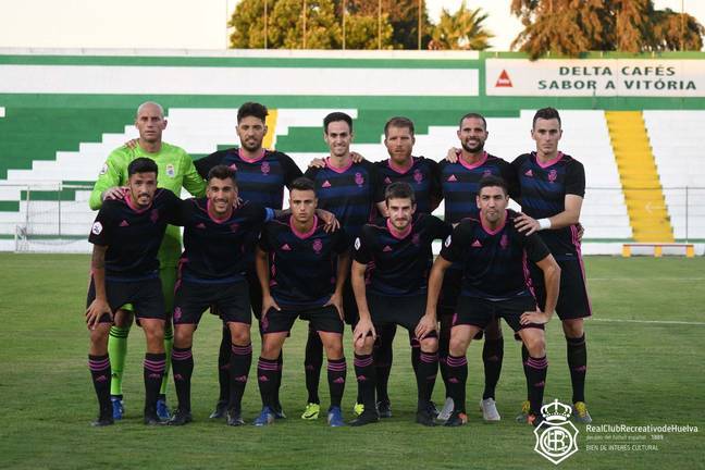 El Recreativo prueba con defensa de cinco y pierde por primera vez (2-1)