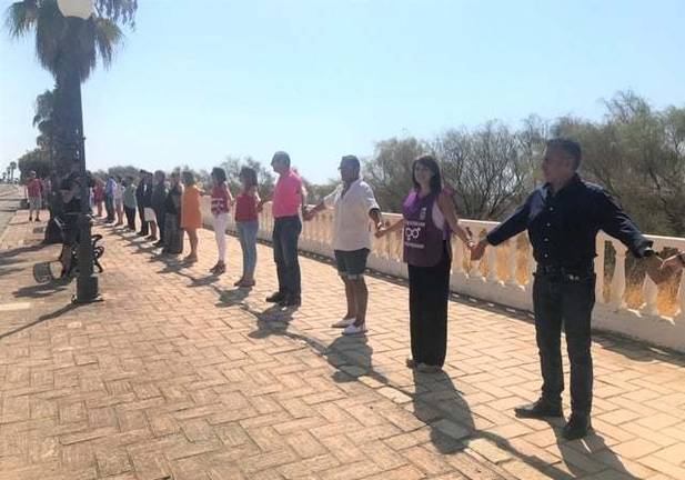 Isla forma una cadena humana en protesta contra las agresiones sexuales a mujeres