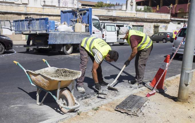 Pintar 107 calles de Huelva para culminar el cuarto plan de asfaltado