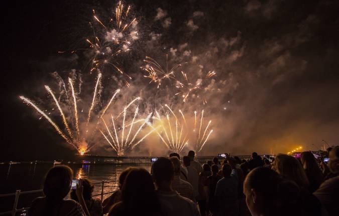 Los Orishas y un castillo de fuegos artificiales cierran las Fiestas Colombinas