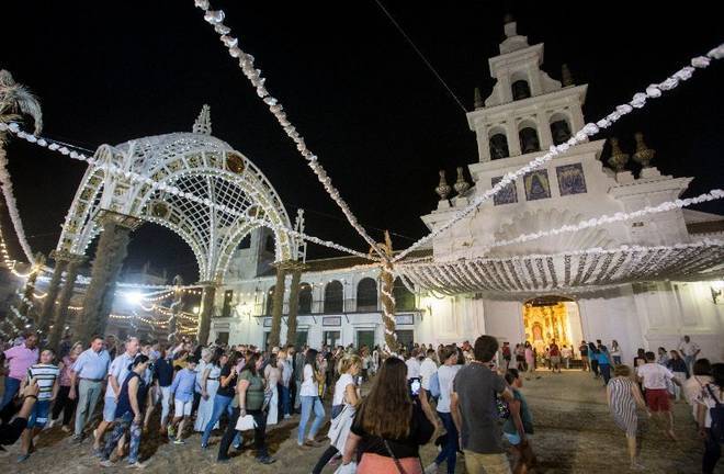 El Rocío luce ya sus mejores galas para La Venida 2019: Flores para la Pastora