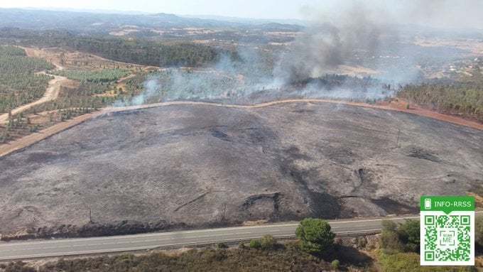 Cincuenta bomberos y siete medios aéreos trabajan para controlar el incendio de Valverde