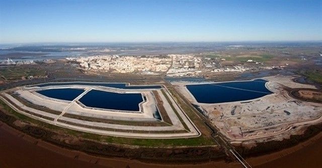 Mesa de la Ría ve peligrar la restauración de las balsas tras la venta de Fertiberia