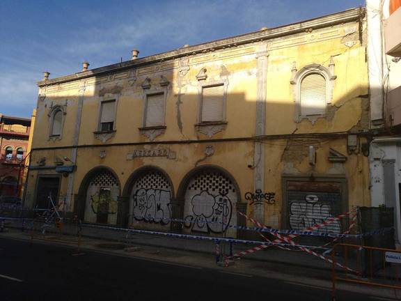 Un vallado protege el antiguo mercado de La Merced ante el grave riesgo de derrumbe