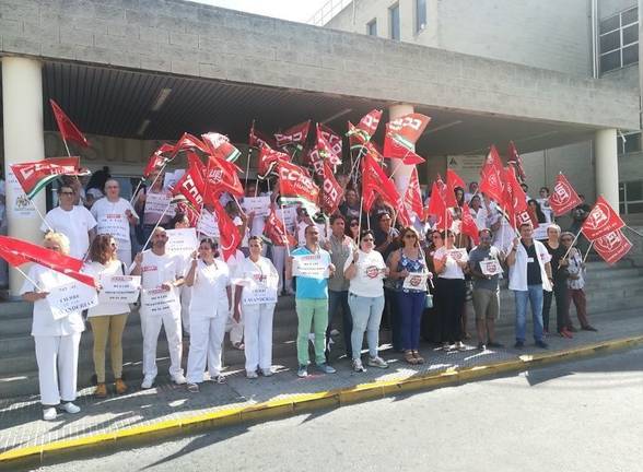 Más de un centenar de trabajadoras se concentran en los hospitales Juan Ramón Jiménez y de Riotinto