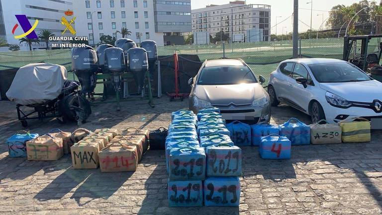 Tres detenidos mientras transportaban 1.800 kilos de hachís frente a las costas de Huelva