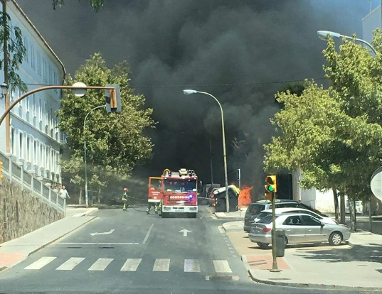 El incendio de dos contenedores provoca una gran columna de humo en Cantero Cuadrado