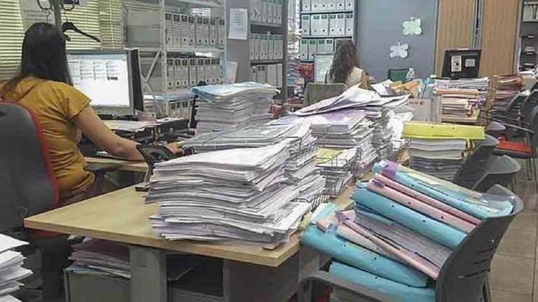 Justicia destruye cien mil expedientes judiciales sin valor para liberar espacio en los archivos de Huelva