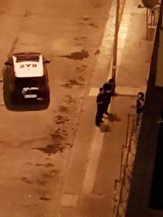 Cuatro dotaciones de policías ante una nueva pelea de okupas en la avenida Costa de la Luz