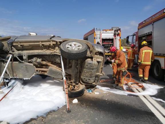 Rescatan a tres personas de entre un amasijo de hierros tras un accidente en San Bartolomé