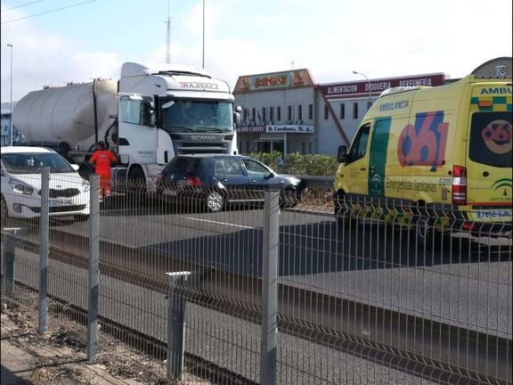 Queda atrapado en el coche tras un accidente con un camión en la H-30