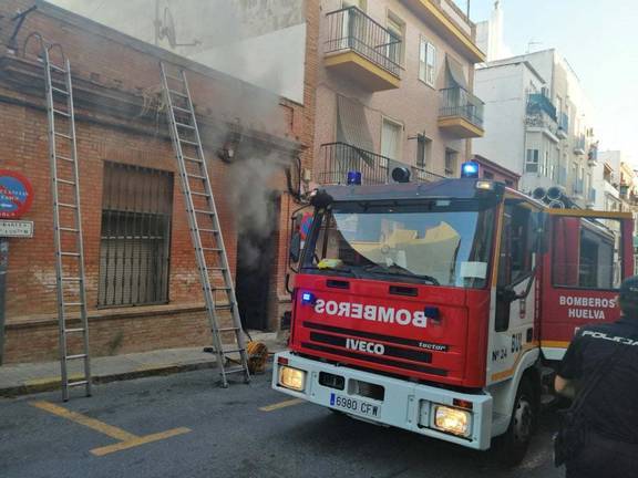 Bomberos extraen el cuerpo sin vida de una mujer tras un incendio en El Matadero