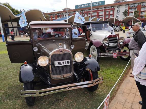 Casi 300 coches clásicos se dan cita en Isla Cristina